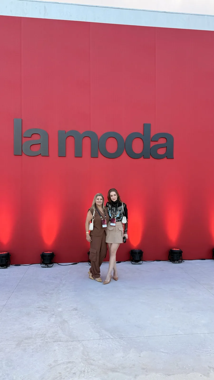 Laura e Rosi na entrada do La Moda Experience