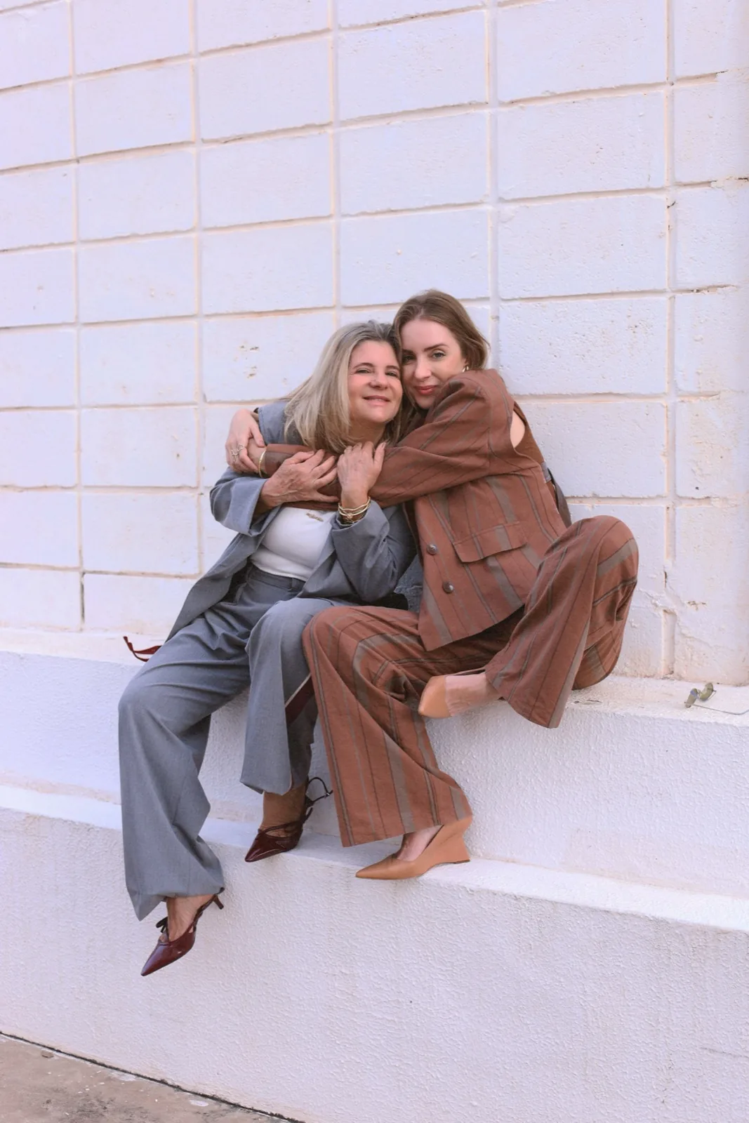 Rosi e Laura com looks da Sal da Terra — estilo que vai além da loja
